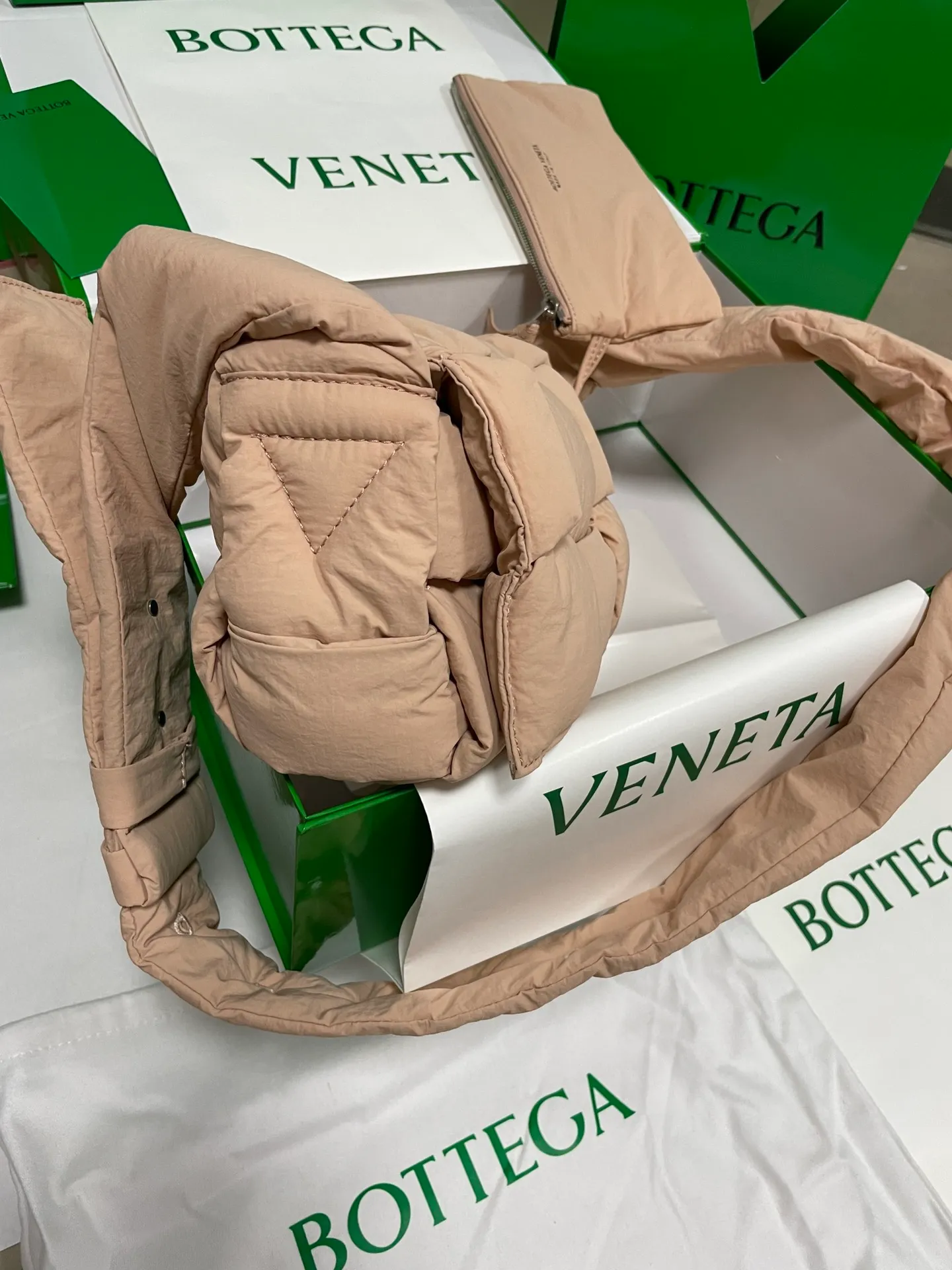 #𝐂𝐀𝐒𝐒𝐄𝐓𝐓𝐄 Nylon tofu tofu bag This Cassette is so cute, its cute appearance does not affect its practicality and the capacity is good! The fabric is low-key and very textured, suitable for daily wear with casual wear. The cross-woven design of the wide cloth is really stunning. The bag has a puffy shape and feels like a piece of tofu. It can be worn on one shoulder, cross-body or as a waist bag. You can also adjust the shoulder strap to the size of the bag under the armpit, so you can have it all! S30x15cm【8951#】